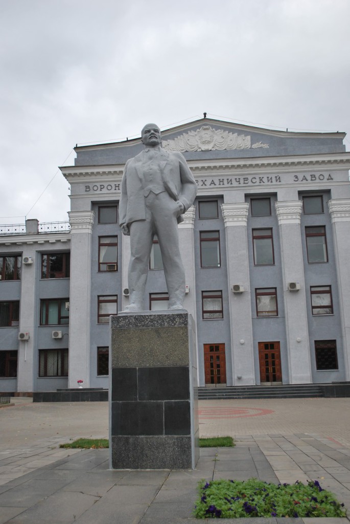 Памятник Ленину у мехзавода в Воронеже фото