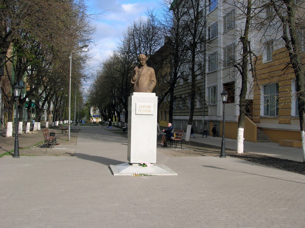 Памятник Сергею Есенину в Воронеже фото