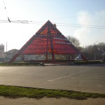 Памятник пирамида в Воронеже фото