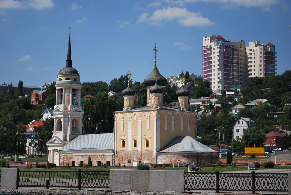 Вид на Адмиралтейский храм с водохранилища в Воронеже фото