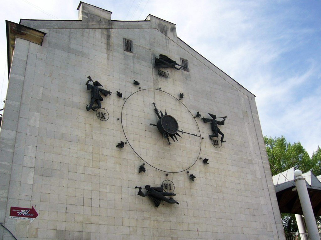 Часы на кукольном театре в Воронеже фото