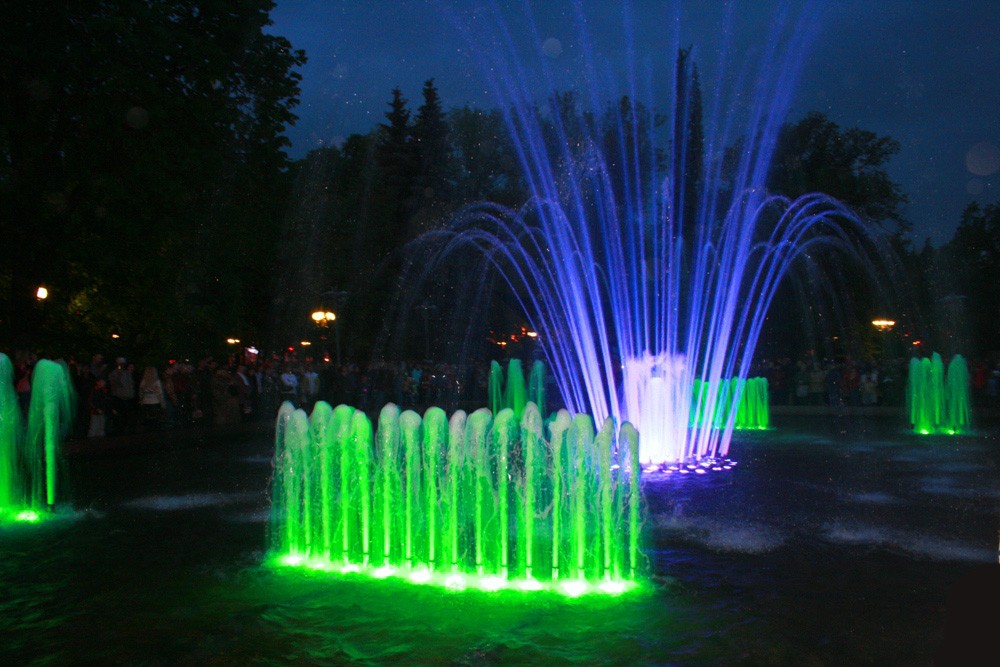 Цветной,поющий фонтан в Кольцовском сквере в Воронеже фото