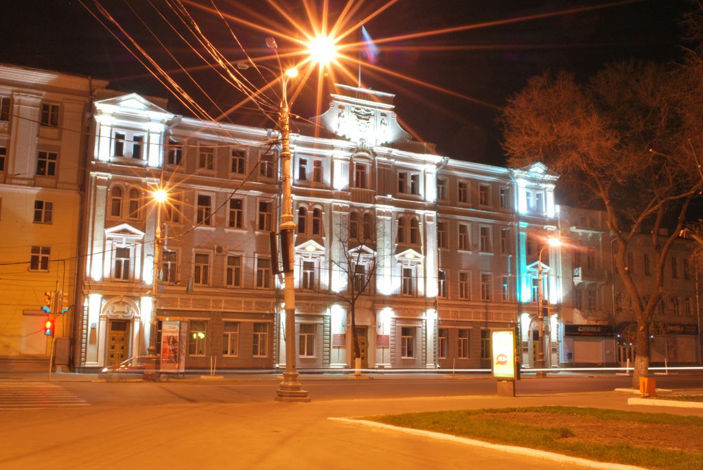 Вид ночью на здание городской администрации Воронежа фото