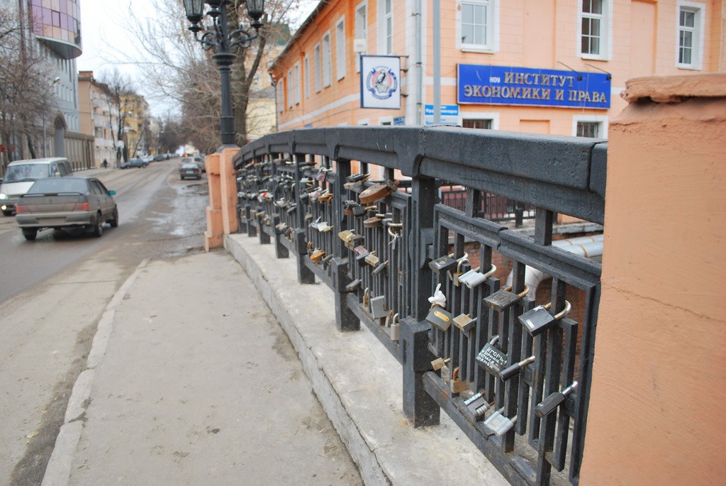 Замки на каменном мосту в Воронеже фото