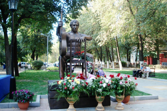 Памятник В. Высоцкому в день открытия г. Воронеж фото