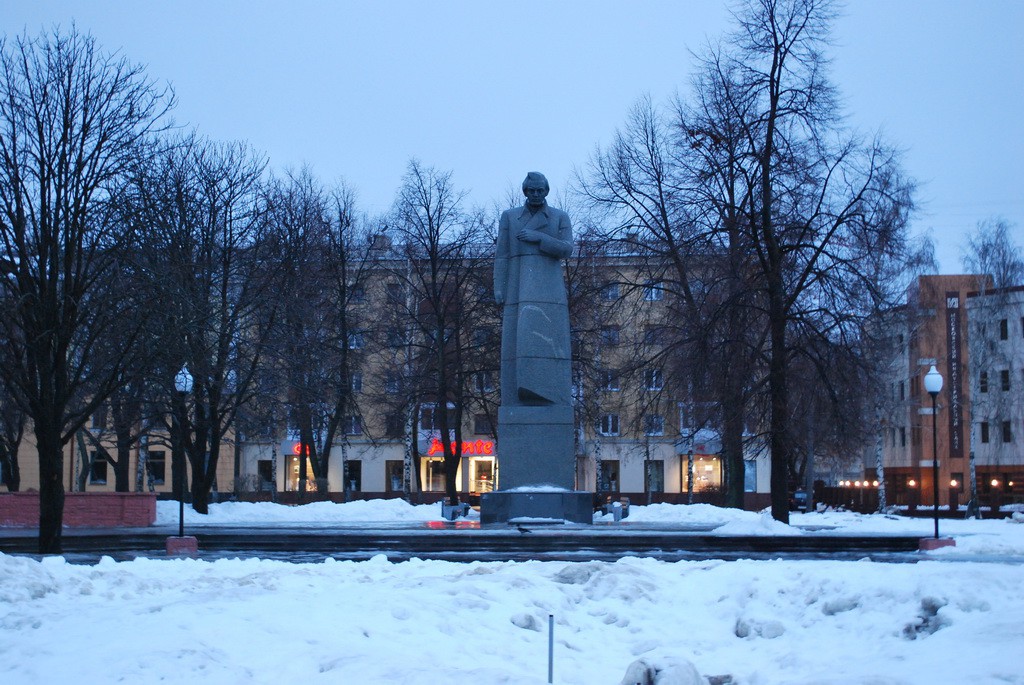 Памятник Кольцову в Воронеже фото