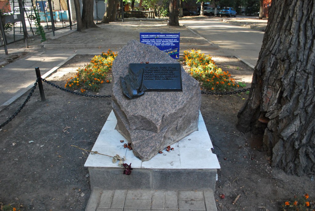 Памятник погибшим детям в Воронеже фото
