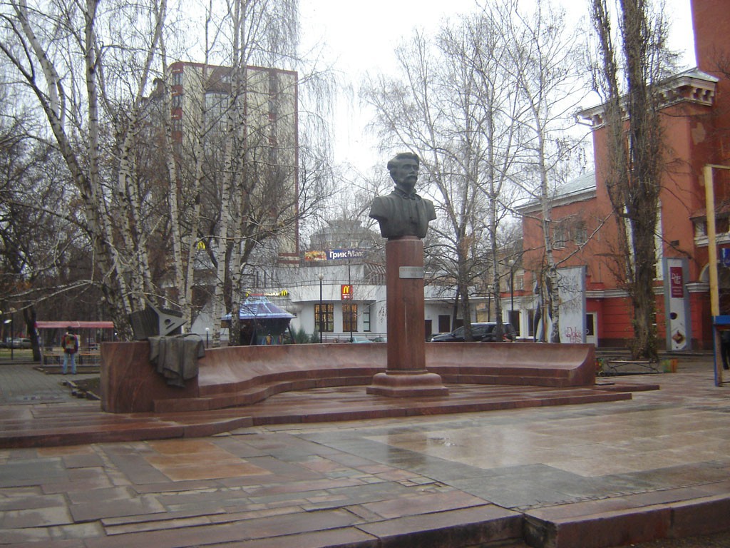 Памятник Пятницкому в Воронеже фото