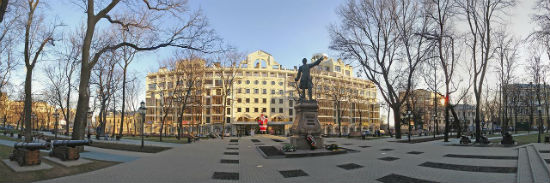 Петровский сквер и памятник Петру 1 фото