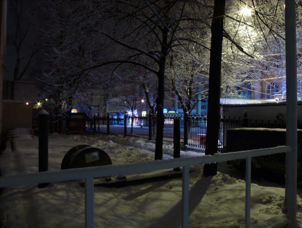 Улица Пушкинская и универмаг №4 ночью в Воронеже фото