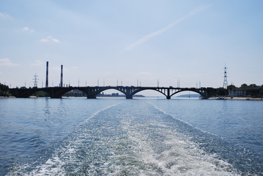 Вид с водохранилища на Вогрэсовский мост в Воронеже фото