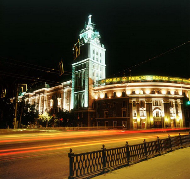 Вид ночью на башню ЮВЖД города Воронежа фото